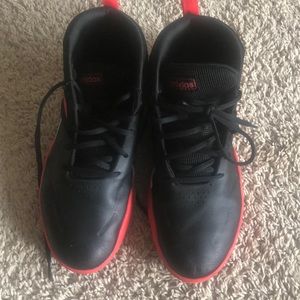 Adidas basketball shoe size 11, excellent